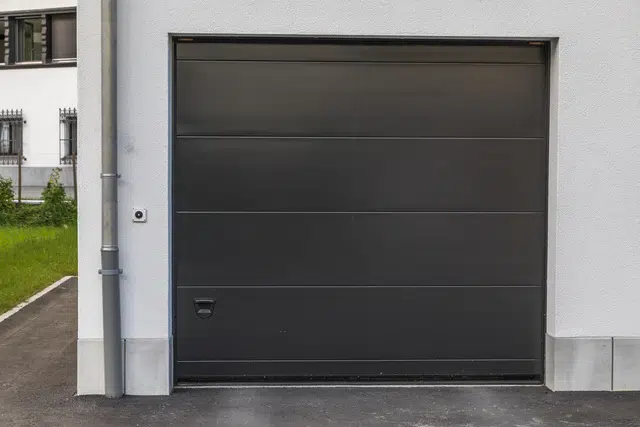 Installation de porte de garage enroulable